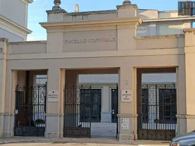 Quest�ultimo in particolare � ospitato proprio nei locali dell�ex mattatoio, del quale comunque non sono sparite tutte le tracce. Il cancello di accesso di via Oreste Pietro � ancora infatti sormontato dall�iscrizione �Macello Comunale�...